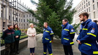 Foto: Manuela Schwesig und Helfer des THW