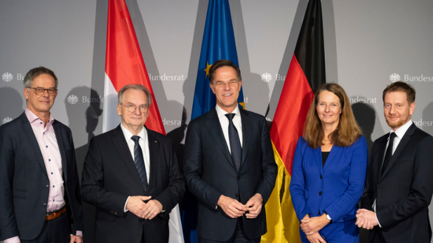 Foto: v.l.n.r. Rudolf Hoogvliet, Reiner Haseloff, Mark Rutte, Bettina Martin, Michael Kretschmer Foto: v.l.n.r. Rudolf Hoogvliet, Reiner Haseloff, Mark Rutte, Bettina Martin, Michael Kretschmer