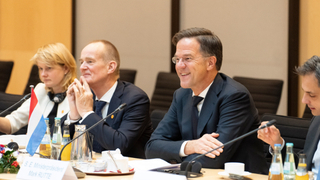 Foto: Ministerpräsident Rutte beim Gespräch