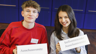 Foto: Schüler und Schülerin im Ausschusssaal 