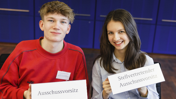 Foto: Schüler und Schülerin im Ausschusssaal 