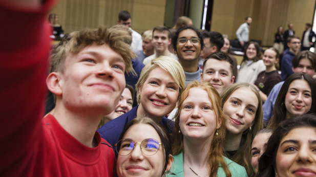 Foto: Schülerinnen und Schüler machen ein Selfie mit der Präsidentin des Bundesrates, Manuela Schwesig