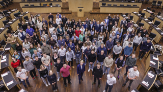 Foto: Gruppenfoto im Plenarsaal