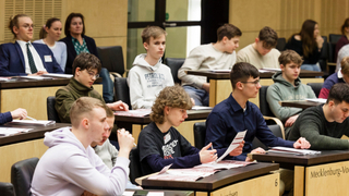Foto: Schülerinnen und Schüler sitzen im Plenarsaal
