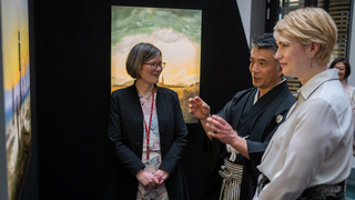 Foto: Direktorin des Pommerschen Landesmuseums Dr. Ruth Slenczka, der Künstler Hiroyuki Masuyama und Bundesratspräsidentin Manuela Schwesig