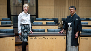 Foto: Bundesratspräsidentin Manuela Schwesig und Künstler Hiroyuki Masuyama im Plenarsaal