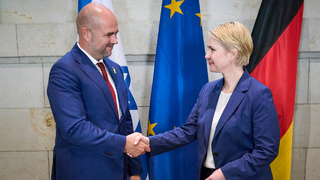 Foto: Amir Ohana und Manuela Schwesig vor dem Defileeständer