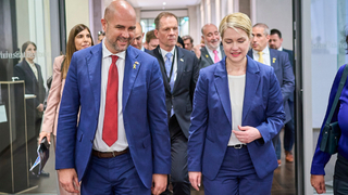 Foto: Amir Ohana und Manuela Schwesig laufen zum Sitzungssaal