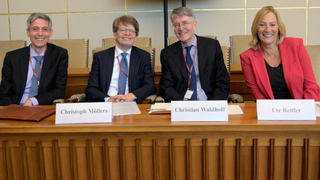 Foto: Historiker Dr. Benedikt Wintgens, Rechtswissenschaftler Prof. Dr. Christoph Möllers, Prof. Dr. Christian Waldhoff und die Direktorin des Bundesrates, Frau Dr. Ute Rellter (v.r.)