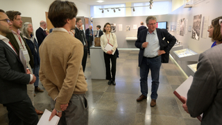 Foto: Gäste bei der Führung durch die Ausstellung "Unser Grundgesetz"