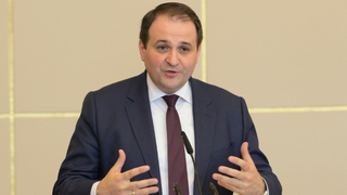 Foto: Nathanael Liminski redet im Plenarsaal des Bundesrates in Bonn.