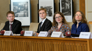 Foto: Teilnehmerinnen und Teilnehmer auf der Präsidiumsbank im Bonner Bundesrat.