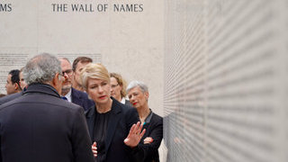 Foto: Manuela Schwesig vor der Mauer der Namen