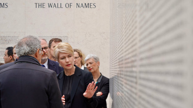 Foto: Manuela Schwesig vor der Mauer der Namen