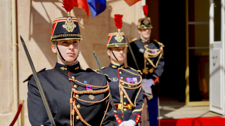 Foto: Drei Soldat:innen der Republikanischen Garde Frankreich