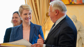 Foto: Bundesratspräsidentin Manuela Schwesig trägt sich neben dem Präsident des Senats der Französischen Republik Gérard Larcher ins Gästebuch ein
