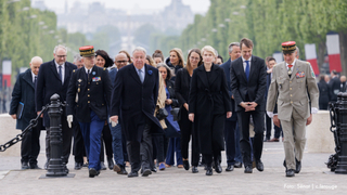 Foto: Bundesratspräsidentin Manuela Schwesig und der Präsident des Senats der Französischen Republik Gérard Larcher nehmen an den Feierlichkeiten am Arc de Triomphe teil