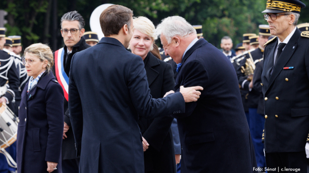 Foto: Bundesratspräsidentin Manuela Schwesig, der Präsident des Senats der Französischen Republik Gérard Larcher mit dem französische Präsidenten  Emmanuel Macron