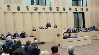 Foto: Blick auf das Präsidium während der Antrittsrede des Bundesratspräsidenten Stephan Weil