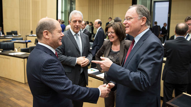 Foto: Olaf Scholz (l.) begrüßt mit Stanislaw Tillich (2.v.l.) und Malu Dreyer (2.v.r.) Bundesratspräsident Stephan Weil (r.) 