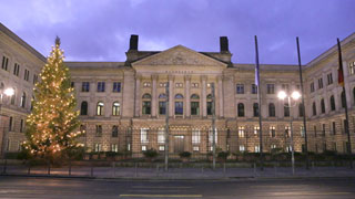 Foto: Der Weihnachtsbaum vor dem Bundesratsgebäude