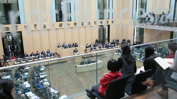 Foto: Blick von der Zuschauertribüne in den Plenarsaal  