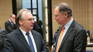 Foto: Dr. Reiner Haseloff und Bundesratspräsident Stephan Weil vor Beginn der 919. Plenarsitzung  