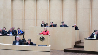 Foto: Ministerin Cornelia Rundt am Rednerpult des Plenarsaals