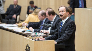 Foto: Staatsminister Morlok (Sachsen) am Rednerpult im Plenarsaal des Bundesrates