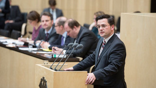 Foto: Minister Kutschaty (Nordrhein-Westfalen) am Rednerpult im Plenarsaal des Bundesrates