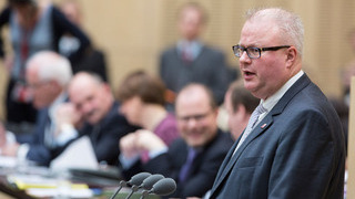 Foto: Staatsminister Schäfer (Hessen) am Rednerpult im Plenarsaal des Bundesrates