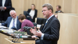 Foto: Staatsminister Huber (Bayern) am Rednerpult im Plenarsaal des Bundesrates