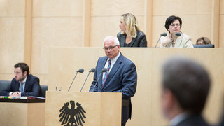 Foto: Parlamentarischer Staatssekretär Bleser (BMEL) am Rednerpult im Plenarsaal des Bundesrates