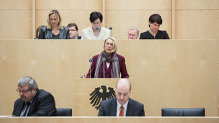 Foto: Ministerin Alheit (Schleswig-Holstein) am Rednerpult im Plenarsaal des Bundesrates