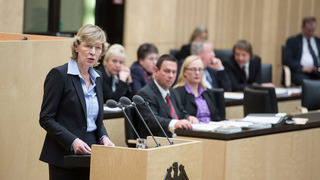 Foto: Senatorin Stapelfeldt (Hamburg) am Rednerpult im Plenarsaal des Bundesrates