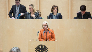 Foto: Staatsministerin Clauß (Sachsen) am Rednerpult im Plenarsaal des Bundesrates