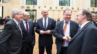 Foto: Bundesratspräsident Weil im Kreis der Ministerpräsidenten Böhrnsen (Bremen), Sellering (Mecklenburg-Vorpommern), Woidke (Brandenburg) und Haseloff (Sachsen-Anhalt) vor Beginn der 921. Plenarsitzung