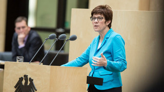 Foto: Ministerpräsidentin Kramp-Karrenbauer (Saarland) am Rednerpult des Plenarsaals