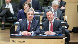 Foto: Blick auf die Länderbank Thüringens mit den Ministern Gnauck und Poppenhäger