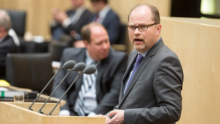 Foto: Der Parlamentarische Staatssekretär Christian Lange am Rednerpult des Plenarsaals