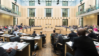 Foto: Blick in den Plenarsaal während einer Abstimmung