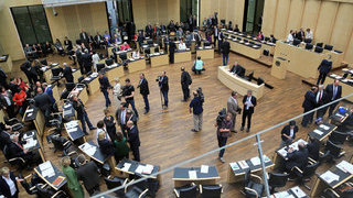 Foto: Blick von oben in den Plenarsaal vor der 923. Sitzung des Bundesrates