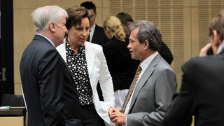 Foto: Bayerns Ministerpräsident Horst Seehofer, Staatsministerin Christine Haderthauer und Anton Hofmann vor Beginn der 923. Plenarsitzung