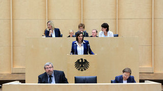 Foto: Ministerin Angela Kolb (Sachsen-Anhalt) am Rednerpult des Plenarsaals