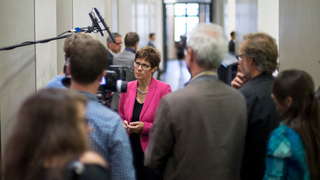 Foto: Annegret Kramp-Karrenbauer im Gespräch mit der Presse