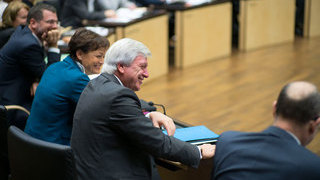 Foto: Volker Bouffier in Länderbank, links neben ihm Lucia Puttrich