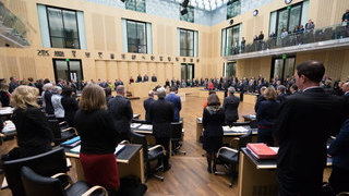 Foto: Blick von hinten in den Plenarsaal während Gedenken