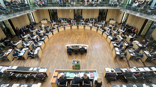Foto: Blick von oben in den Plenarsaal