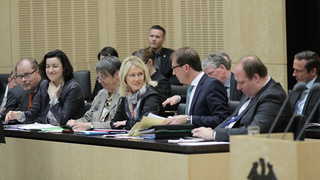 Foto: Blick auf die Regierungsbank im Plenarsaal