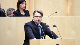 Foto: Winfried Bausback am Rednerpult